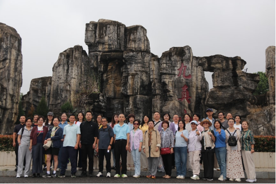 为丰富教职工文体生活，舒缓工作压力，9月28日，图书馆档案馆组织三十余名教职工前往蔡甸九真山风景区，开展秋日踏秋...